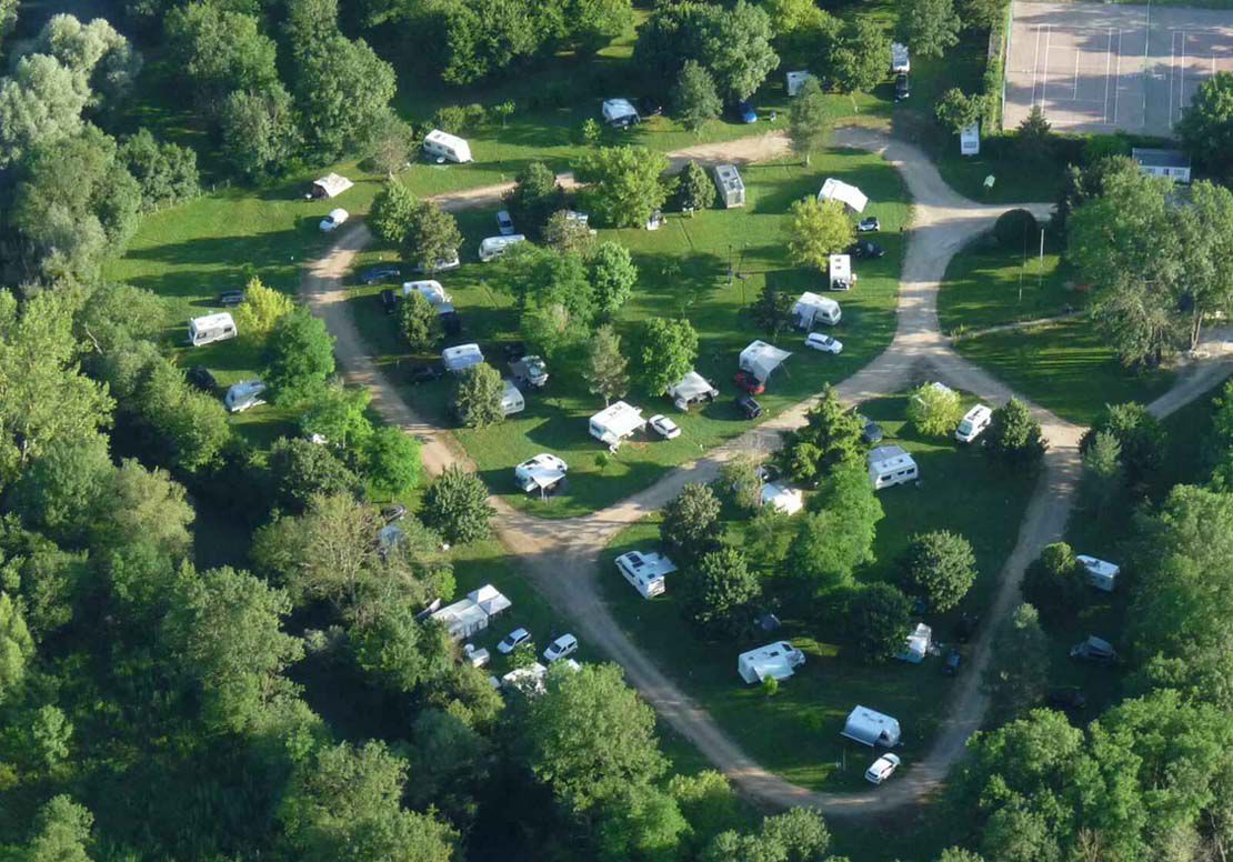 Vue aérienne du camping de Ligny-le-Châtel.